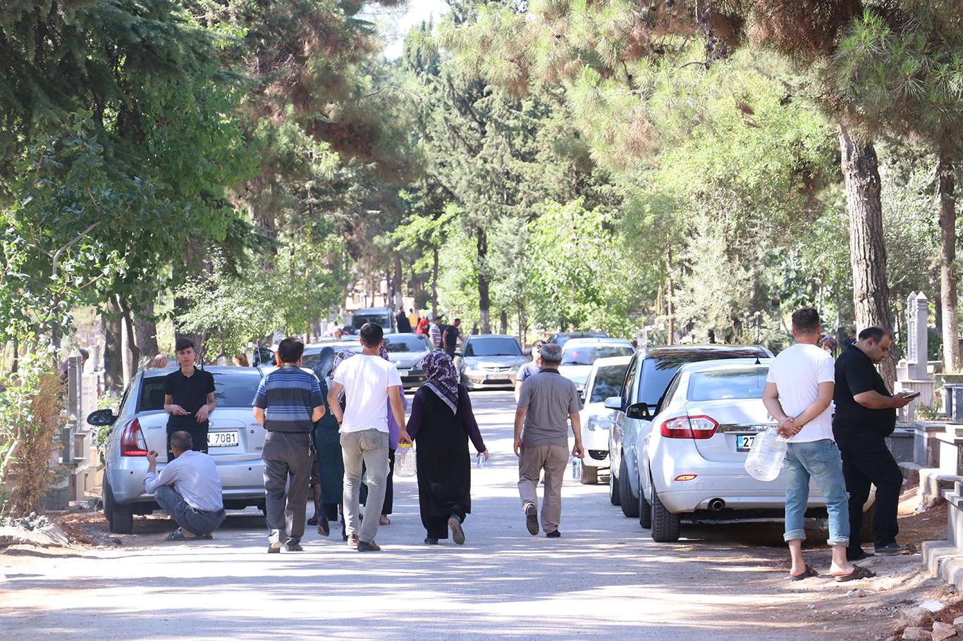 Arefe gününde mezarlık ziyaretleri unutulmadı Arefe gününde mezarlık ziyaretleri unutulmadı